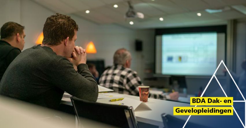 Header collegezaal met logo