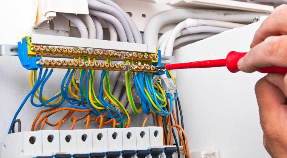 Het is belangrijk dat laadpalen en laadpaalinstallaties goed en juist op de meterkast worden aangesloten