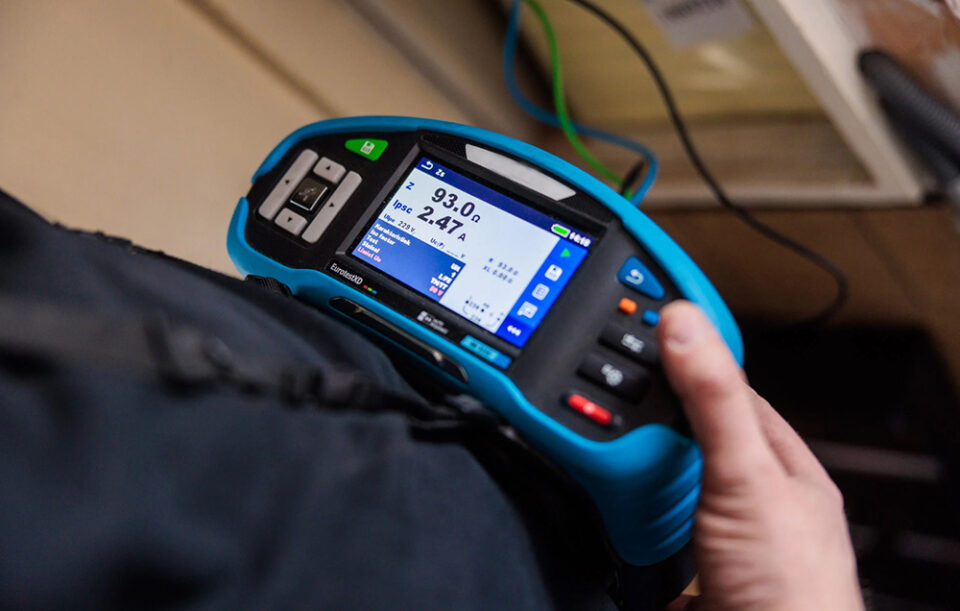 Een afbeelding van een Metrel metinstrument die gebruikt wordt voor het meten aan o.a. meterkasten