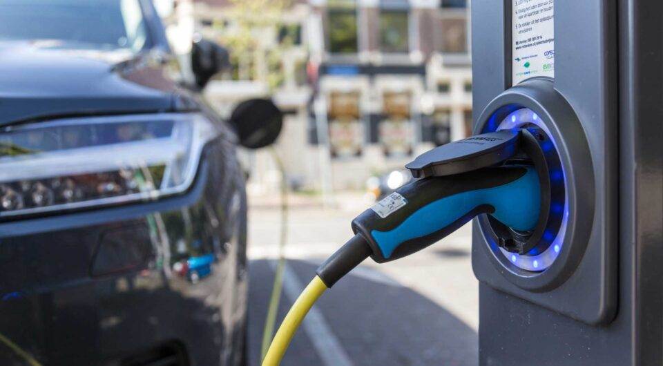 Elektrisch laden aan een laadpaal of een laadrobot zal steeds belangrijker worden.