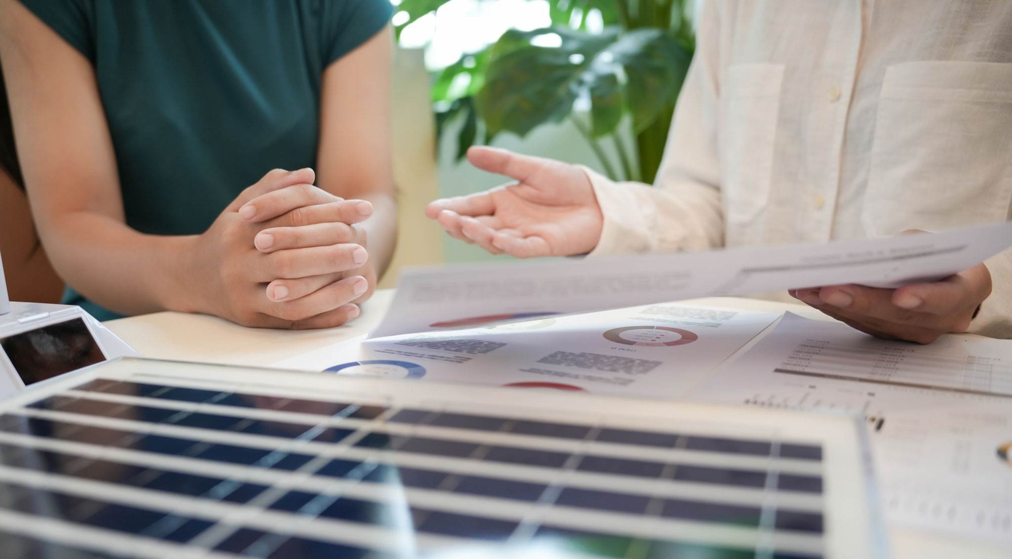 Verticale zonnepanelen: een ‘uitkomst’ voor het stroomnet en je energierekening?